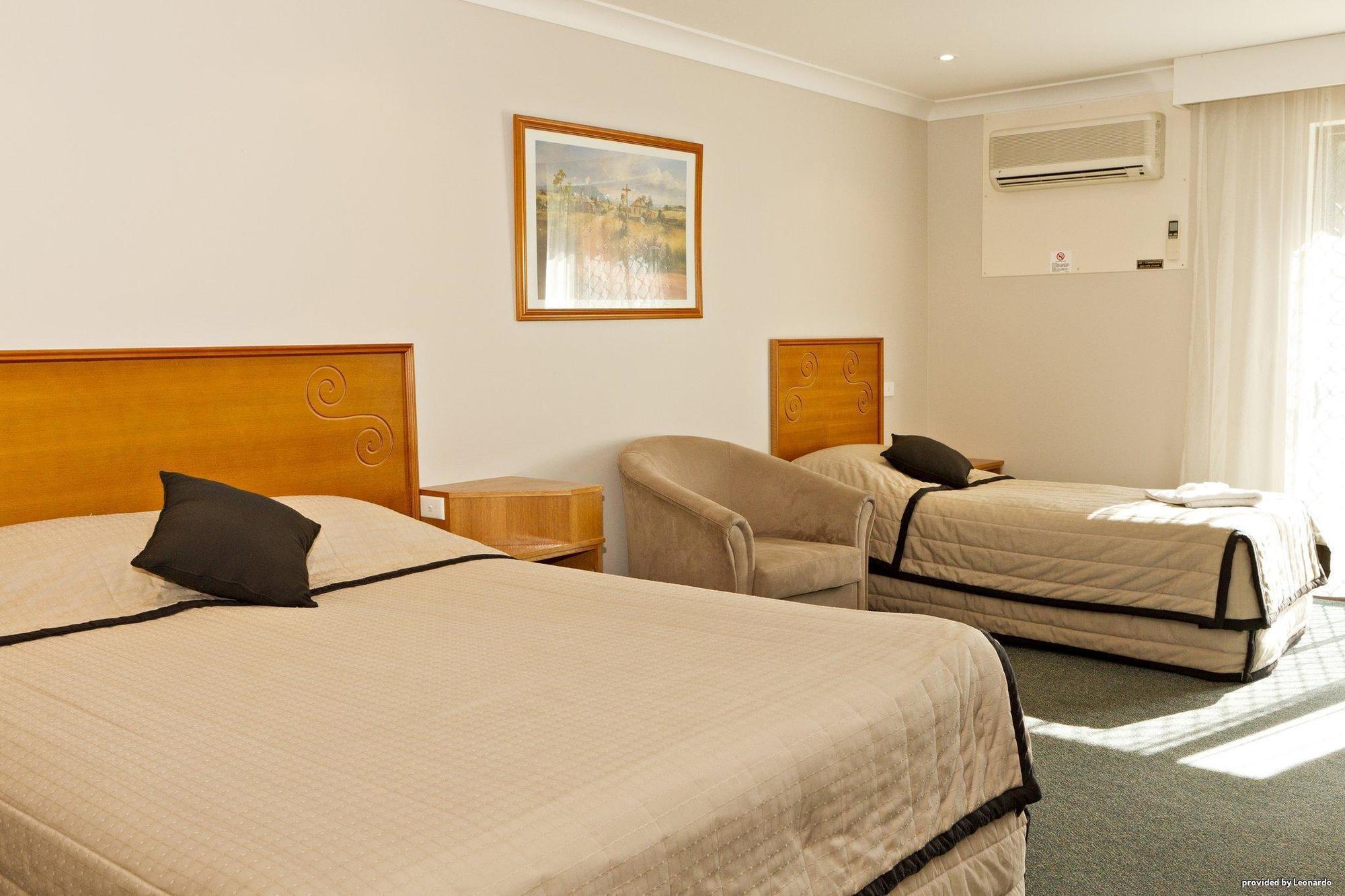 Hilltops Retreat Motor Inn Young Zimmer foto