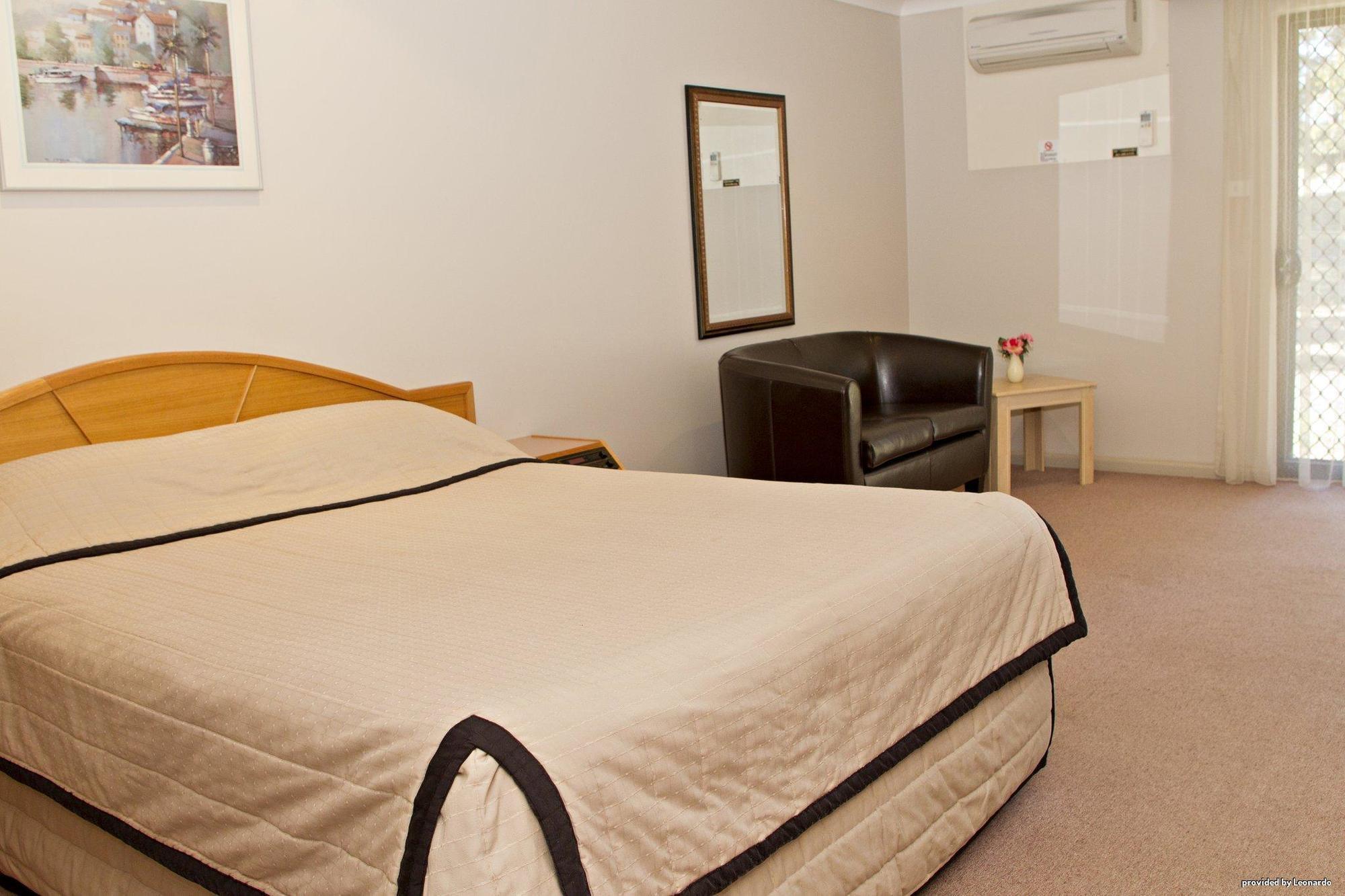 Hilltops Retreat Motor Inn Young Zimmer foto