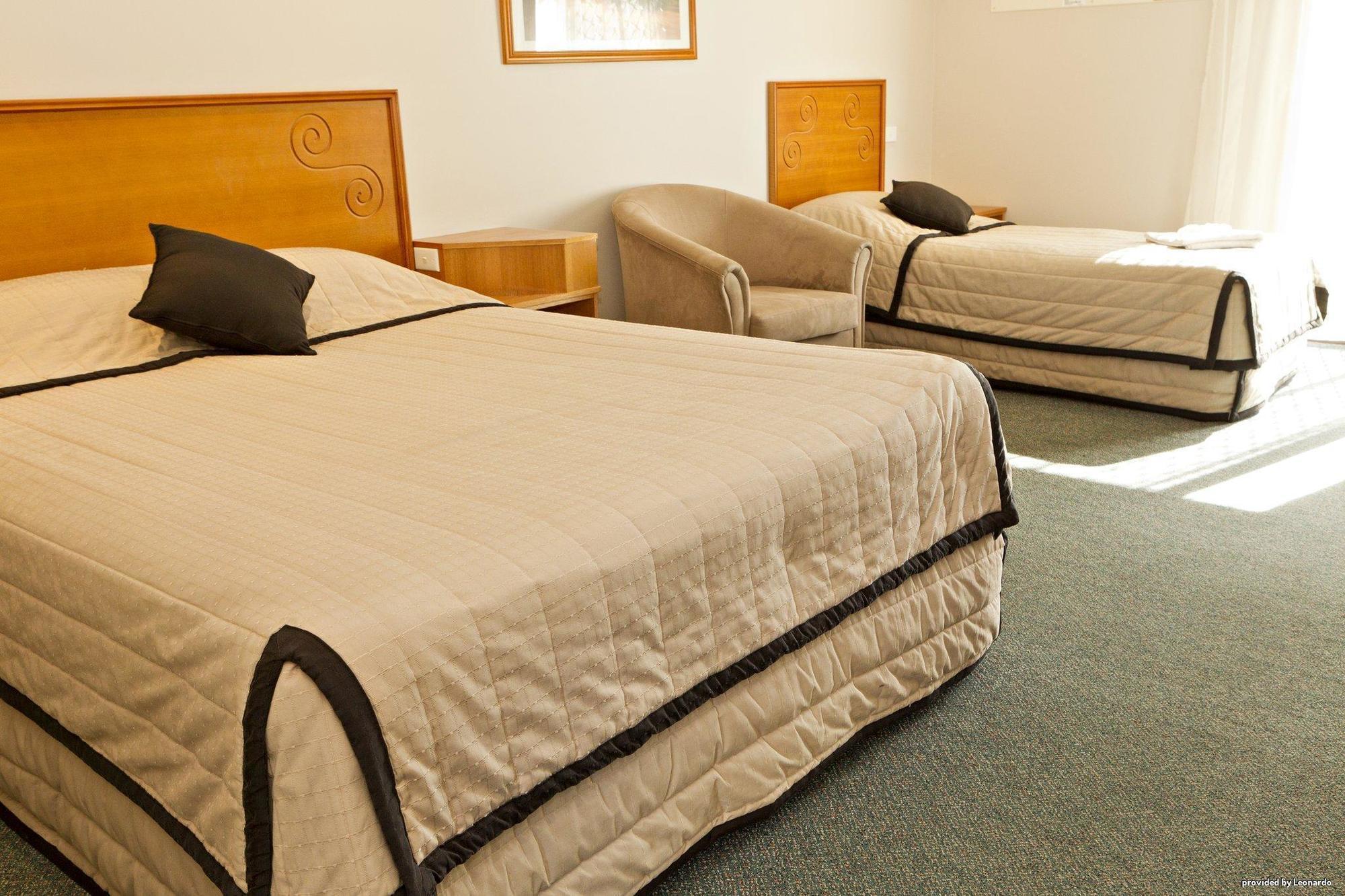 Hilltops Retreat Motor Inn Young Zimmer foto