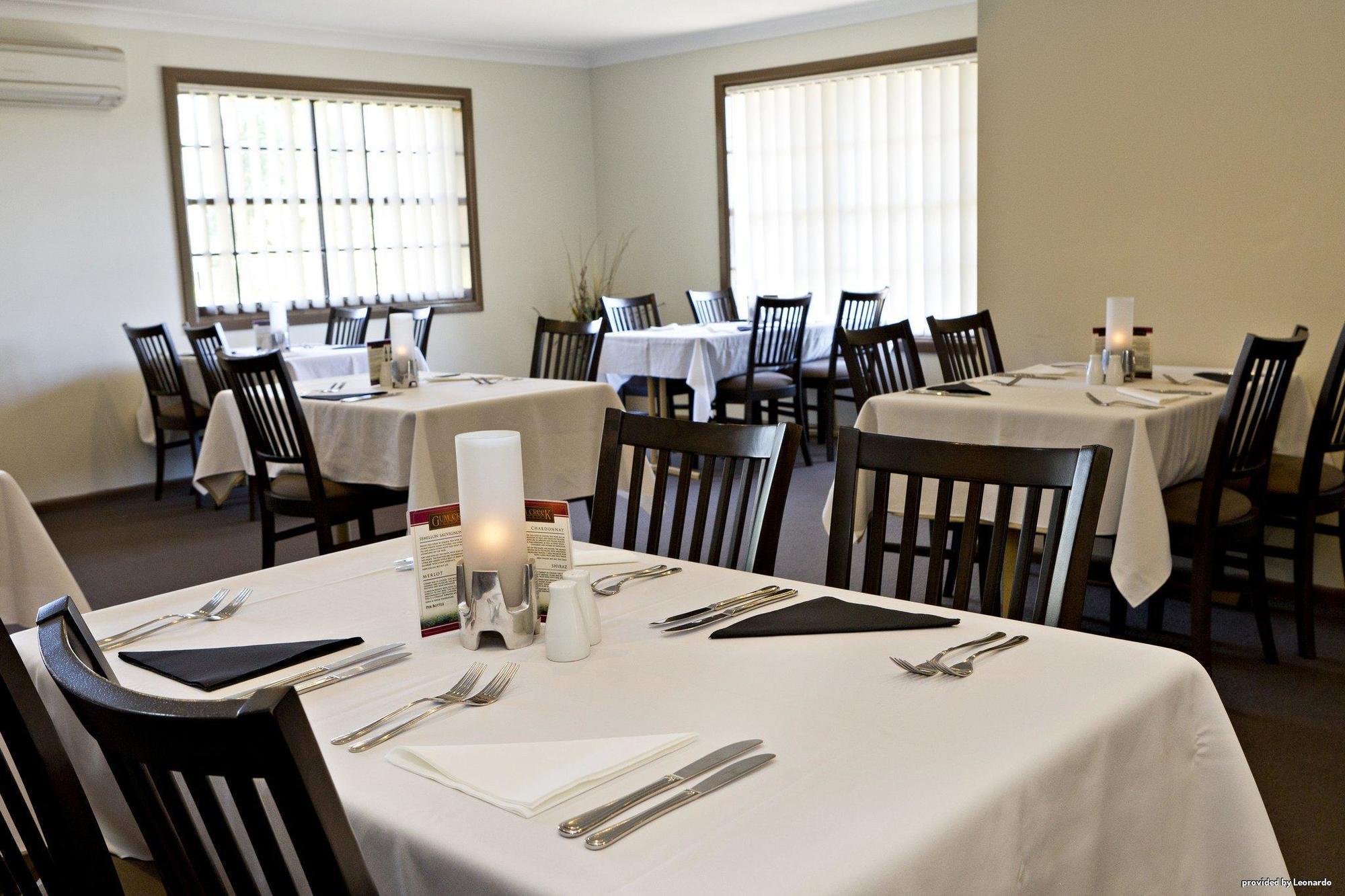 Hilltops Retreat Motor Inn Young Restaurant foto