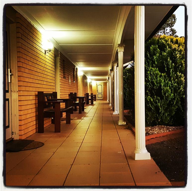 Hilltops Retreat Motor Inn Young Exterior foto