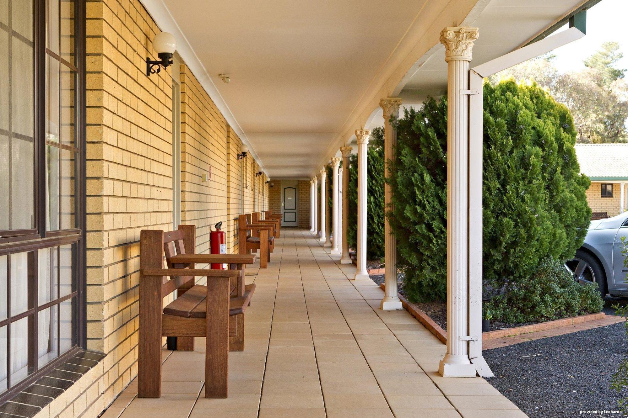 Hilltops Retreat Motor Inn Young Exterior foto