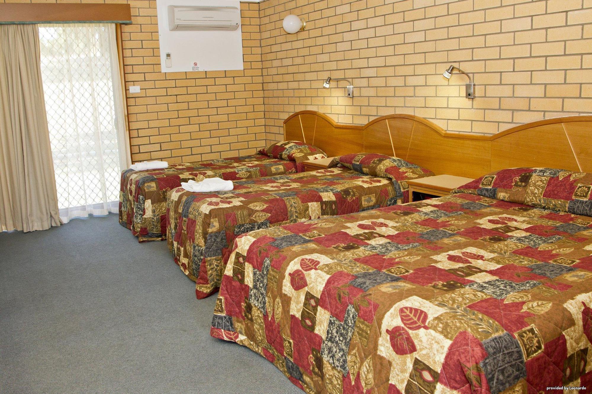 Hilltops Retreat Motor Inn Young Exterior foto