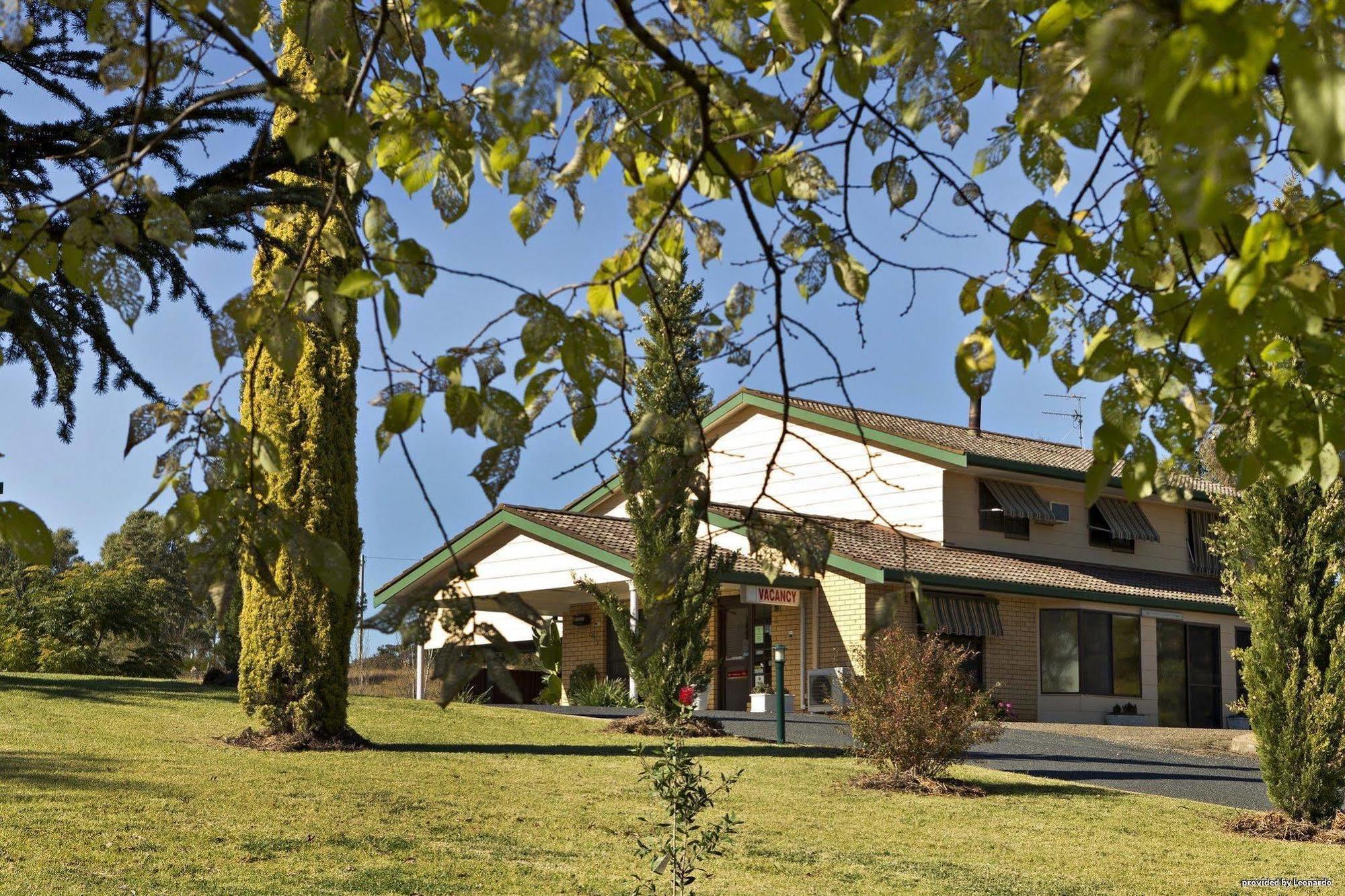 Hilltops Retreat Motor Inn Young Exterior foto