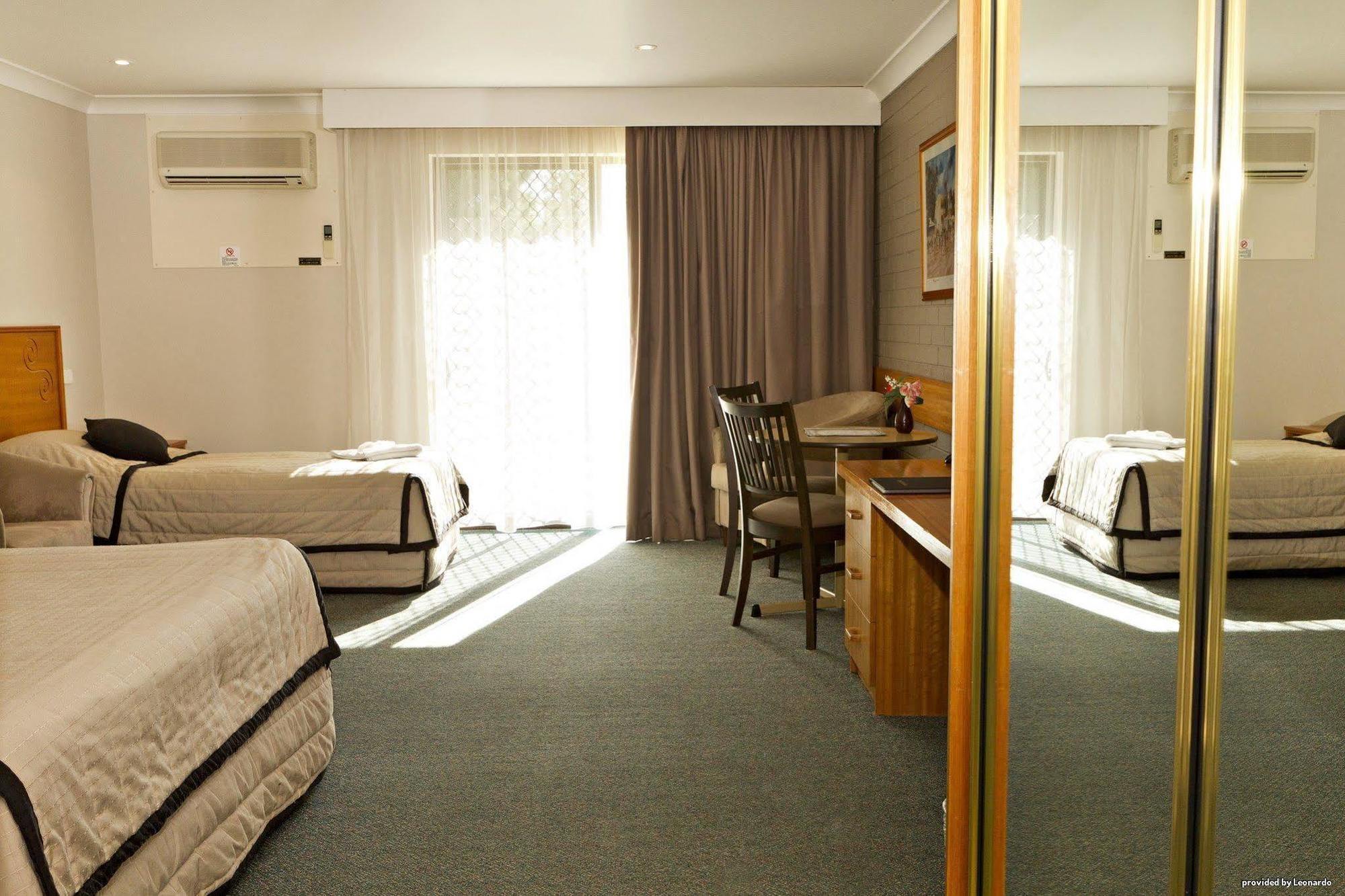 Hilltops Retreat Motor Inn Young Zimmer foto